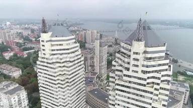 在河边的一座城市里拍摄两座摩天大楼