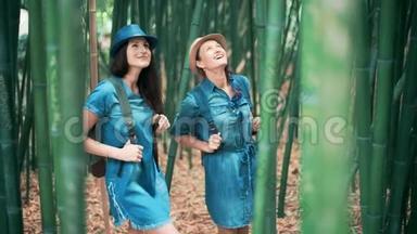 两位女游客在暑假期间游览竹林