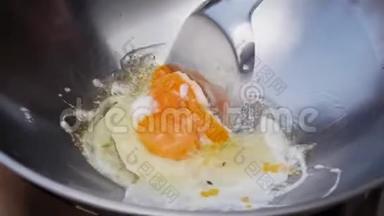 在炒锅里煮鸡蛋。 一步一步的烹饪垫泰国菜。 泰国菜。 特写镜头。 4k