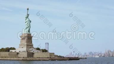 世界著名<strong>自由女神像</strong>全景，游客云集，背景为<strong>纽约</strong>市，从水中观看
