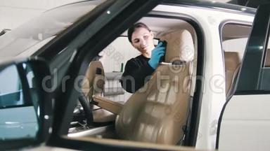 汽车清洗-迷人的年轻女子正在清洗一辆豪华车的内部