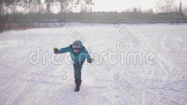 在冬季公园做运动的青<strong>少年</strong>。 在冬天的户外<strong>跑步</strong>。 健康生活方式
