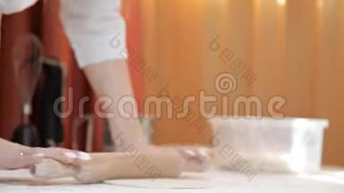 穿围裙的女孩准备生披萨面团。 这个女孩正在家里准备一个美味的披萨。 糕点