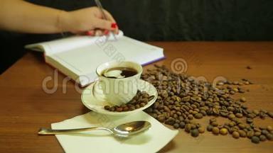 一杯浓咖啡，一杯咖啡豆散落在桌子上，一个女人写日记