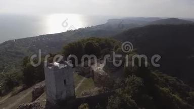 在阳光明媚的夏日，Drone展示了美丽的Anacopia堡垒和黑海