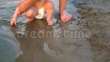 <strong>宝宝</strong>在沙滩上手拉手玩<strong>水</strong>，四周泼<strong>水</strong>，和妈妈一起散步.. 腿。 特写镜头。 慢动作