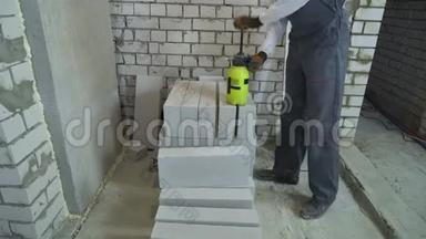建筑工人用喷水器湿润加气混凝土砌块