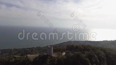 阳光明媚的夏日，美丽的阿那科比亚堡垒和黑海的俯视图