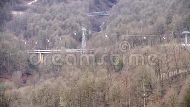 桥上缆车俯视图.. 秋季缆车穿越城外野生森林.. 山区森林区