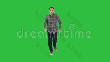 男人开始穿着便服在绿色屏幕上奔跑，色度键。