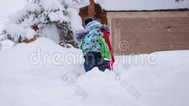 一个<strong>小孩</strong>在<strong>冬天</strong>的公园里玩雪.. 孩子拿着铲子，公园里有很多雪。 有趣的游戏