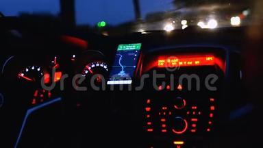 汽车<strong>仪表盘</strong>、带有测速仪的控制面板、油耗、方向盘和交通灯