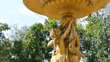 在<strong>城市</strong>喷泉中特写精彩的金天使<strong>雕塑</strong>