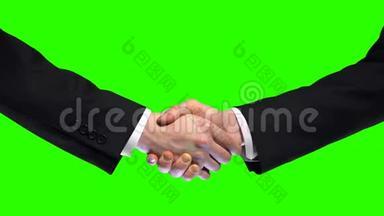 绿色屏幕背景下的商务握手，伙伴关系信任，尊重标志
