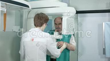 医生或放射科医生帮助老人做计算机牙齿分析