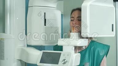 年轻女子做牙科全脑扫描