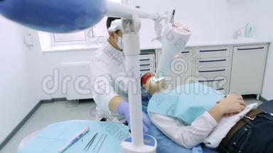 女士在牙科医生办公室用紫外线`机器进行紫外线<strong>美白</strong>.