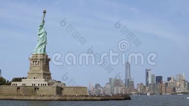 在晴朗的夏日，<strong>自由女神像</strong>纪念碑的全景与令人惊叹的<strong>纽约</strong>市天际线背景。