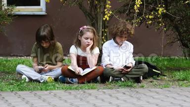 学生们使用智能手机在<strong>社交网络</strong>中交流，<strong>女孩</strong>想给他们看他们读的书。 孩子们是