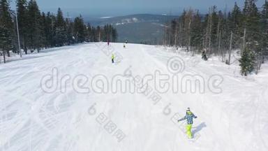 冬季人们在滑雪坡<strong>上</strong>的鸟瞰图开始从针叶林附近的<strong>跑道上</strong>下来，景色令人惊叹