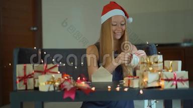 一个年轻女人的慢镜头正在包装礼物。 现在用工艺纸包裹着红色和金色的丝带