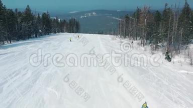 冬季人们在滑雪坡上的鸟瞰图开始从针叶林附近的跑道上下来，景色令人惊叹