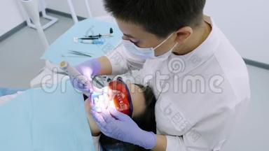 女士在牙科医生办公室用紫外线`机器进行紫外线<strong>美</strong>白.