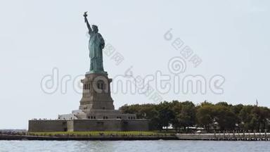 美国纽约自由岛上著名的自由女神像国家纪念碑，在<strong>夏日</strong>，从一艘<strong><strong>旅</strong>游</strong>船上观看。