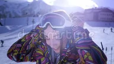 美丽的年轻女孩戴着滑雪护目镜。 微笑，从<strong>寒假</strong>中获得快乐。 准备滑雪或滑雪板