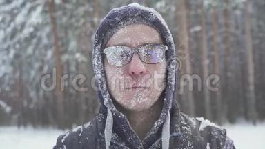 冬天的森林里，一个戴着眼镜的冻人，在一场暴风雪之后，<strong>浑身</strong>是雪