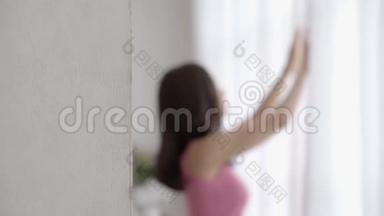 美丽的肖像，年轻的亚洲妇女放松，打开窗帘，<strong>看</strong>着<strong>窗外</strong>的卧室早晨
