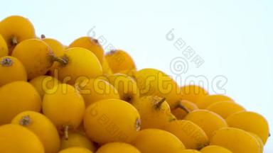 大面积拍摄<strong>橙黄色</strong>普通沙棘浆果。 堆的右边。 在隔离的转盘上旋转