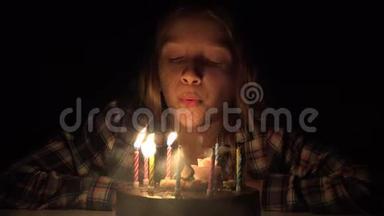 儿童生日派对在晚上吹蜡烛，儿童<strong>周年庆</strong>祝活动