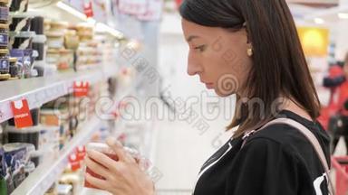 年轻女子在超市买健康食品。 销售、购物、消费主义和人的概念。