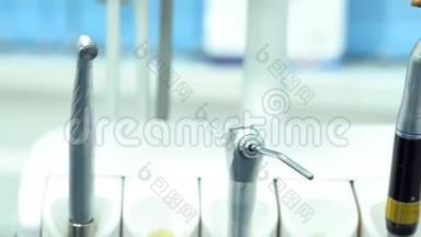 关闭牙科诊所的牙科设备，药物和牙齿护理概念。 媒体。 不同的牙齿工具