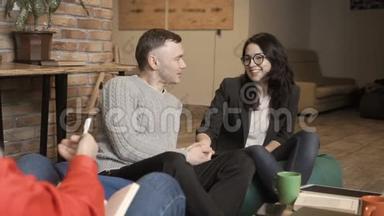 一对年轻夫妇在招待会上与心理学家交谈