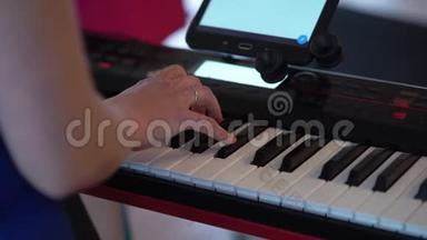 <strong>音乐</strong>家演奏电子键盘<strong>合成器</strong>钢琴。 乐队在<strong>音乐</strong>会舞台上演奏<strong>音乐</strong>