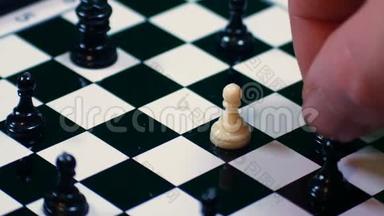 白棋棋子被黑棋子包围，是代表融合、暴力和种族主义问题的理想画面