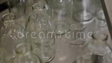 玻璃无菌药瓶在传送带上，用于填充内容物。