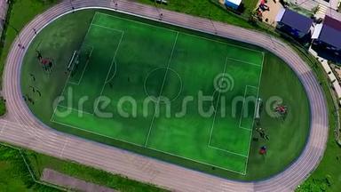 美丽的绿色足球场.. 青少年<strong>踢</strong>足球。 一只鸟飞行`足球场。