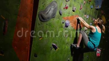 一名女子攀岩者接受训练，以克服攀岩者在墙上的障碍。 专业救援人员。 慢动作