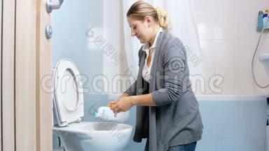 一位年轻女子在做家务时在厕所里倒<strong>抗菌</strong>洗涤剂的4K镜头