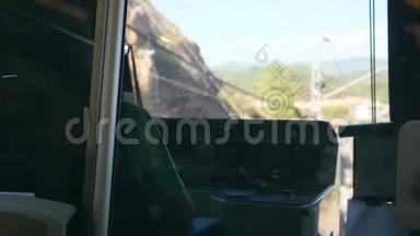 无法辨认的<strong>火车司机</strong>在山路上驾驶电气列车。 从驾驶舱到铁路的视角