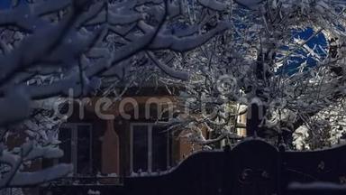 美丽的<strong>冬季贺卡</strong>与树木和房子覆盖雪，街灯和慢动作降雪。 <strong>冬季</strong>童话之夜