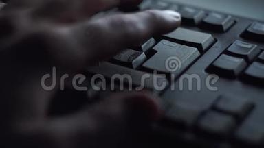 特写男按键盘键.. 人按下按钮进入电脑键盘.. 人`手按键盘轻