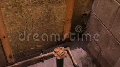 在被拆除的<strong>地下室</strong>里，装有下水道的摄像头