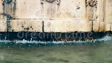 马泰拉的老喷泉，水<strong>落下</strong>来，<strong>水滴</strong>反弹，历史纪念碑和
