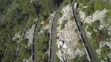 空中飞过著名的蛇形山路。 库存。 山崖旁有交通的蛇形公路