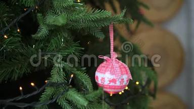 圣诞树用人造雪装饰圣诞树玩具。 圣诞树球，透明玻璃玩具