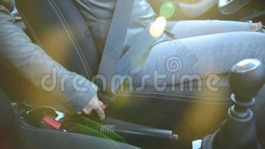 动作女孩特写镜头到达现场后解开车内安全带。安全驾驶
